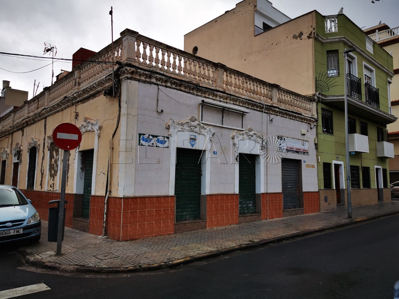 Restauran un edificio modernista para convertirlo en una cafetería