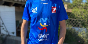 El club melillense le regaló una equipación oficial de la entidad.
