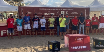 Víctor López, en la recogida de su premio en el Nacional.
