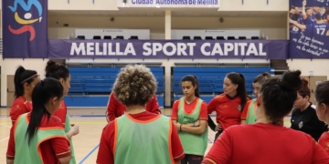 La joven perla de la escuadra melillense, en el centro de la imagen, junto a las jugadores del primer equipo.