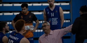 El técnico melillense, Javier Nieto, en un tiempo muerto.
