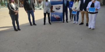 Momento de la entrega de esta donación económica a ambas entidades melillenses.