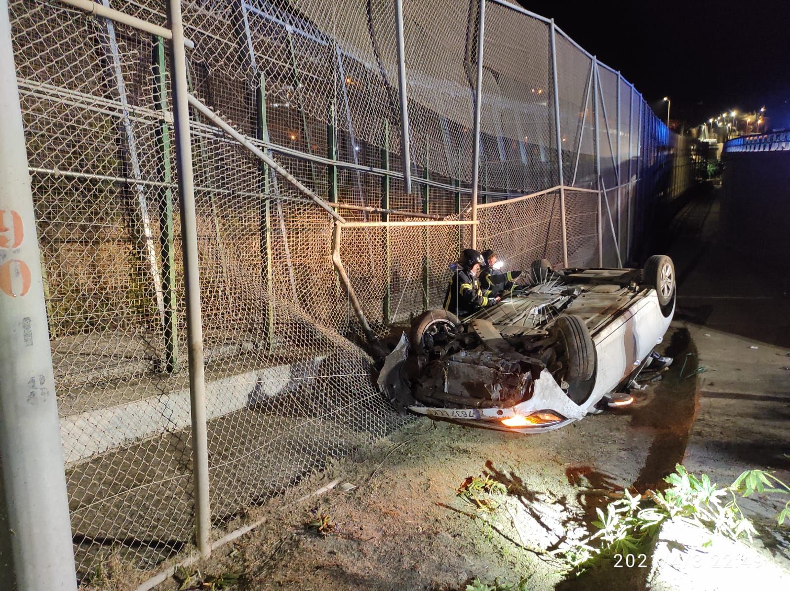 Un siniestro en la circunvalación acaba con un coche volcado contra el vallado fronterizo