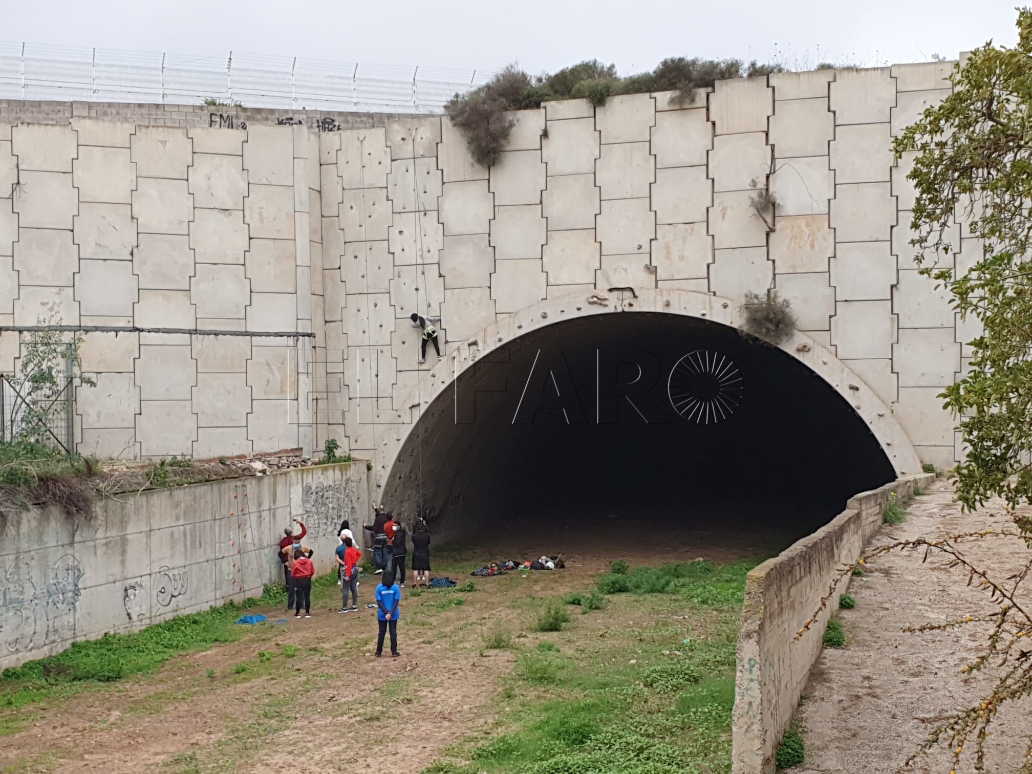 Estudiantes del Virgen de la Victoria acuden al rocódromo del aeropuerto