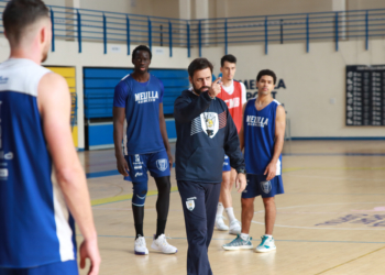 El técnico local, en una de las sesiones de entrenamiento durante esta semana.