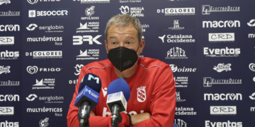 El técnico azulino, en la rueda de prensa oficial del club.