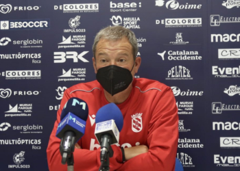 El técnico de la UD Melilla, en rueda de prensa.