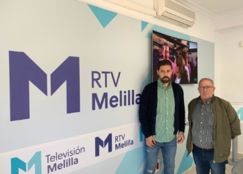 Yeray Díaz, gerente de Televisión Melilla, junto al presidente de la A.P.D.M., Avelino Gutiérrez.