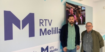 Yeray Díaz, gerente de Televisión Melilla, junto al presidente de la A.P.D.M., Avelino Gutiérrez.
