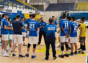 El técnico melillense junto a sus jugadores en uno de los partidos de la temporada pasada.