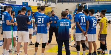 El técnico melillense junto a sus jugadores en uno de los partidos de la temporada pasada.