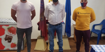 Javi Martínez, presidente de la entidad azulgrana, flanqueado por los hermanos Villegas, Juanmi y Andrés, que continuarán al frente del equipo de División de Honor Juvenil de Fútbol Sala.