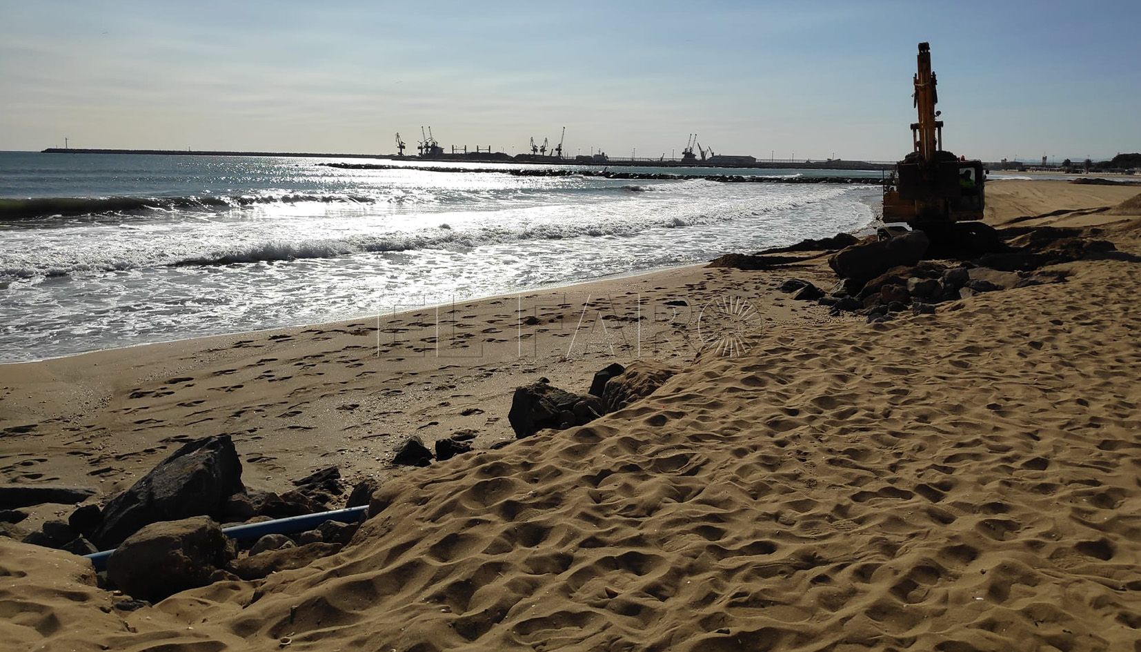 Las máquinas trabajan en la playa del Hipódromo