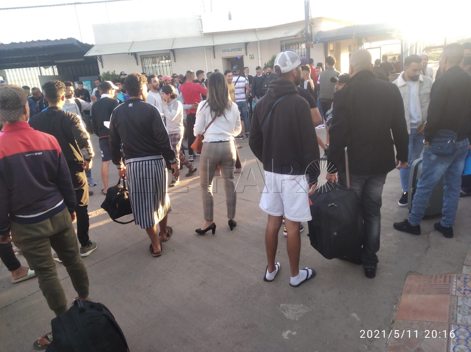 La salida de los 120 tunecinos se produce este martes tras varios retrasos