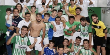 Los gaditanos festejando su nuevo triunfo.