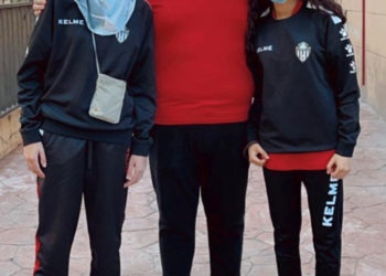 El técnico melillense junto a las debutantes Amal y Gabriela.