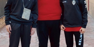 El técnico melillense junto a las debutantes Amal y Gabriela.