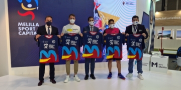 Todos los galardonados con sus camisetas acreditativas.