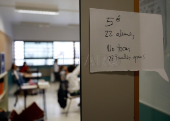 GRAFCVA7659. VALENCIA, 07/09/2020.- Primer día de clase para 794.243 alumnos y 4.374 profesores de 1.425 centros públicos y 420 concertados de la Comunitat Valenciana en un "excepcional" inicio de curso, marcado por las medidas sanitarias que impone la pandemia de coronavirus y la incertidumbre de su impacto y evolución.En la imagen, la entrada a un aula del CEIP Santa Teresa de Valencia.EFE/ Juan Carlos Cárdenas POOL