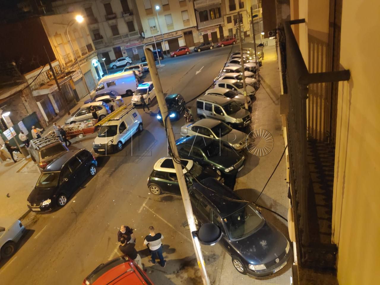 Un coche se estrella en la acera contra los vehículos que estaban estacionados