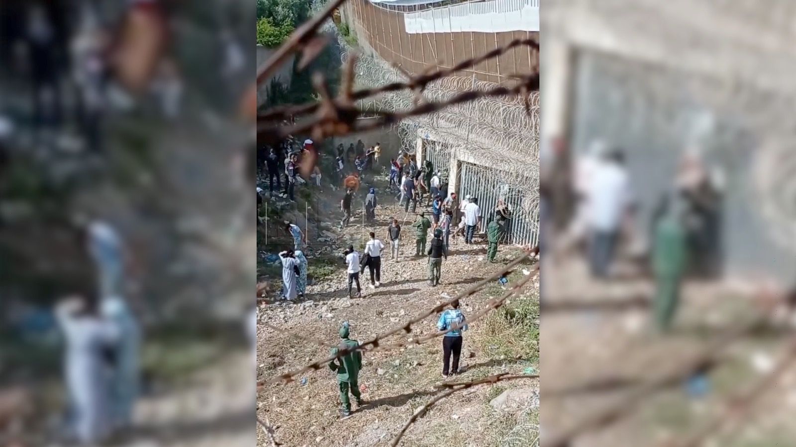 La pasividad de la policía marroquí ante la marea humana en la valla de Melilla