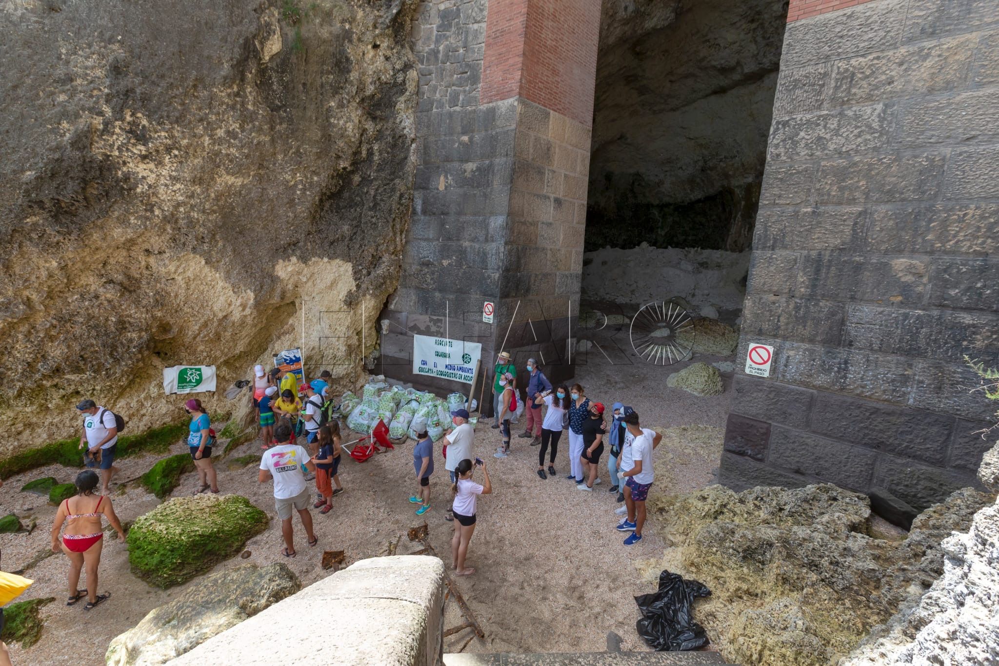 Guelaya realiza una tercera limpieza de Trápana para reivindicar las costas limpias
