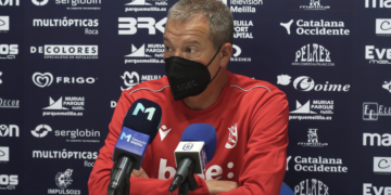 El técnico azulino, en la rueda de prensa.
