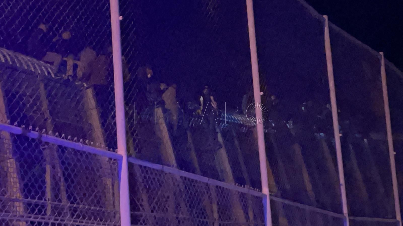 Unos 400 migrantes intentan entrar en Melilla lanzando piedras a la Guardia Civil