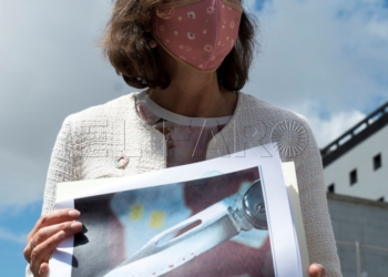 GRAF2712. MADRID, 26/04/2021.- La ministra de Industria y Comercio, Reyes Maroto, muestra una fotografía de la navaja ensangrentada que ha recibido dentro de un sobre esta mañana, a su salida del Congreso de los Diputados este lunes. Maroto ha informado de que ya ha interpuesto la denuncia contra el remitente de la carta y ha señalado que se van a adoptar las medidas oportunas para que esa persona dé su versión sobre el por qué de la misiva. EFE/Luca Piergiovanni