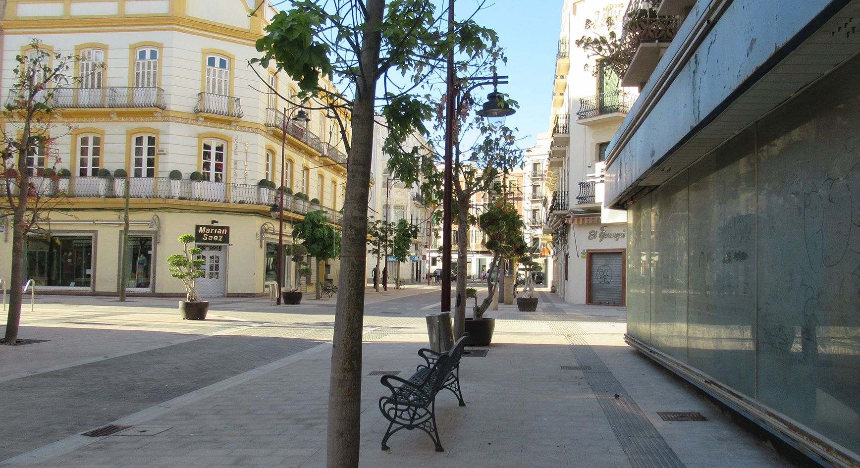 Vecinos del centro ven inseguridad en calles vacías peatonales y piden opciones al aparcar