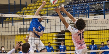 Elvis De Oliveira, jugador del Urbia U Energía Palma, trata de bloquear el ataque del central de la escuadra melillense Maximiliano Scarpin.