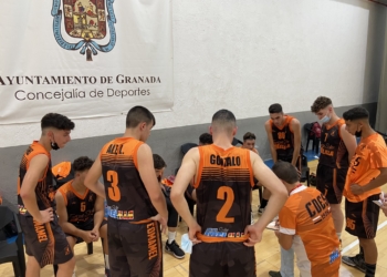 Los jugadores colegiales atienden las indicaciones de su técnico.