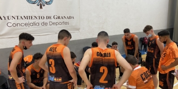 Los jugadores colegiales atienden las indicaciones de su técnico.