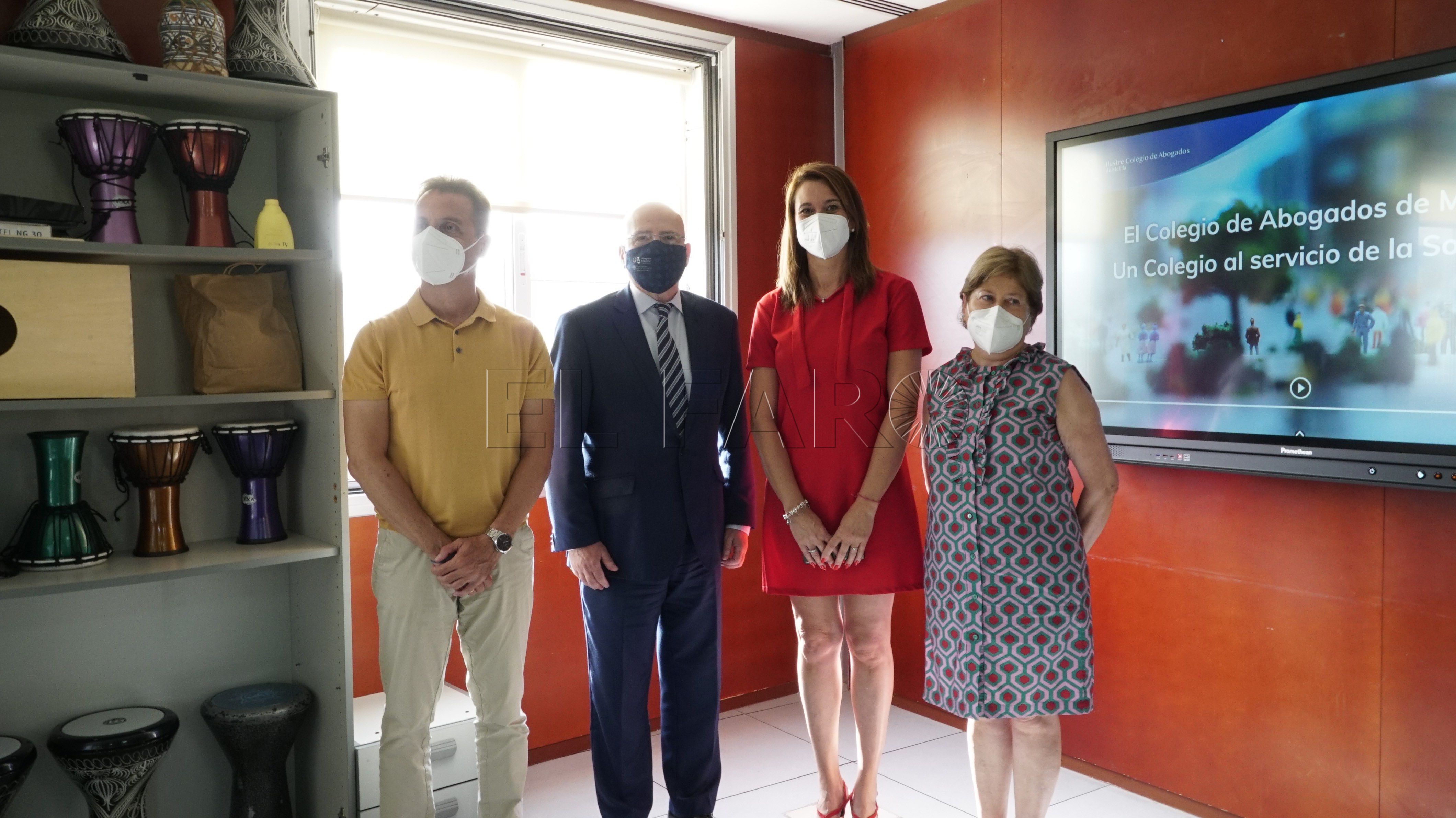 El Colegio de Abogados entrega una pizarra digital al CETI