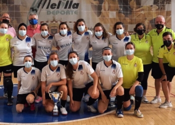 Componentes de la escuadra melillense, con la copa de campeonas de Melilla.