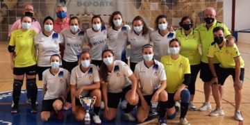 Componentes de la escuadra melillense, con la copa de campeonas de Melilla.