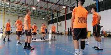 Calentamiento de los jugadores estudiantiles.
