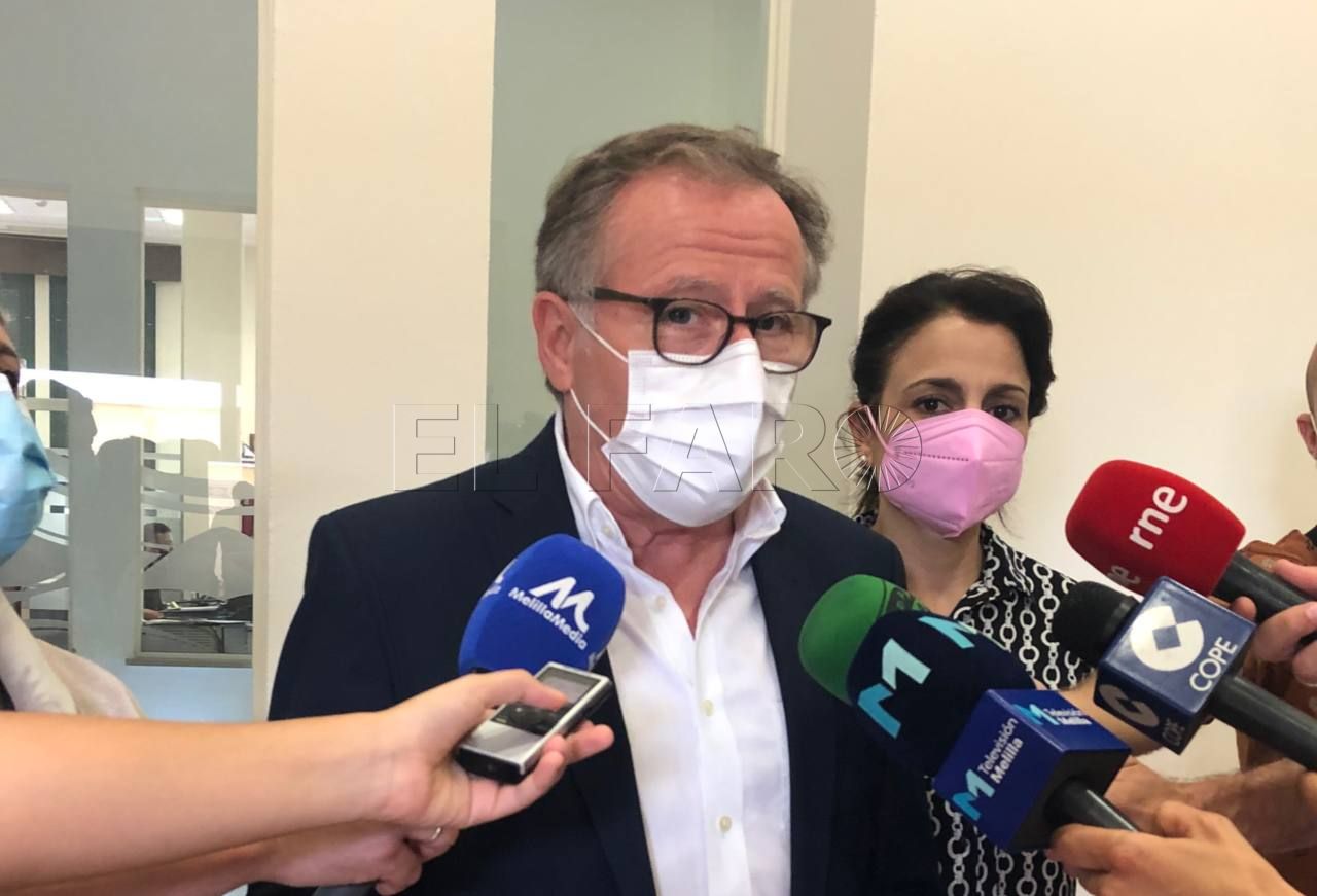 De Castro sugiere a Grande-Marlaska trasladar a los migrantes de la plaza de toros al CETI