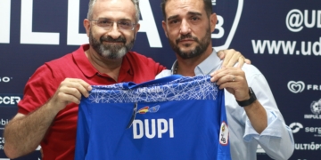 Se le hizo entrega de una camiseta con su nombre.