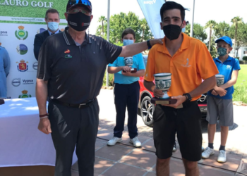 El deportista de nuestra ciudad, en el momento de recoger su trofeo correspondiente.