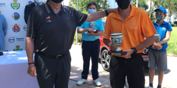 El deportista de nuestra ciudad, en el momento de recoger su trofeo correspondiente.