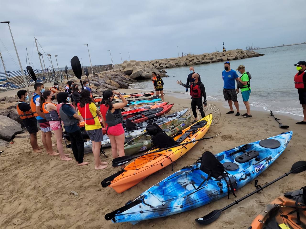 La primera toma de contacto con kayak del alumnado del Virgen de la Victoria