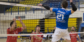 Remate de Javier Monfort en uno de los partidos de esta temporada.
