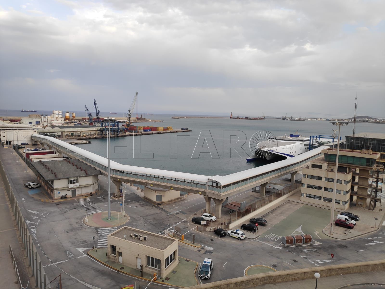 Encontrado el cuerpo de un hombre en el mar junto a la estación marítima