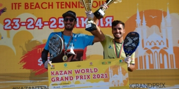 Los dos españoles, en la recogida de su trofeo.