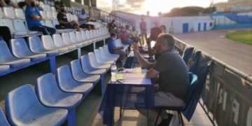 El presidente de la entidad azulina, Luisma Rincón, fue explicando a los aficionados todo lo relacionado con la actualidad del club.