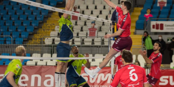 El central albaceteño, intentando bloquear una acción de ataque de la escuadra melillense durante la pasada temporada.