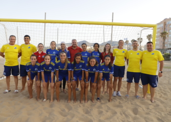 La selección melillense posó junto al presidente de la Territorial, Diego Martínez, antes de acudir al Nacional que comienza hoy en Alicante.