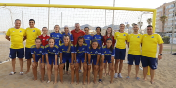 La selección melillense posó junto al presidente de la Territorial, Diego Martínez, antes de acudir al Nacional que comienza hoy en Alicante.
