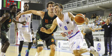 El base gallego en acción durante uno de los muchos encuentros que tiene a sus espaldas en la LEB Oro.